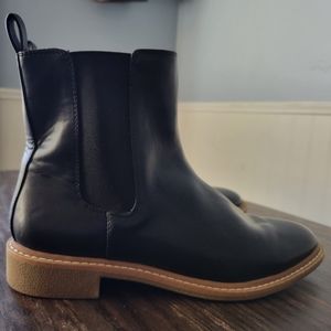 Universal Thread black boots